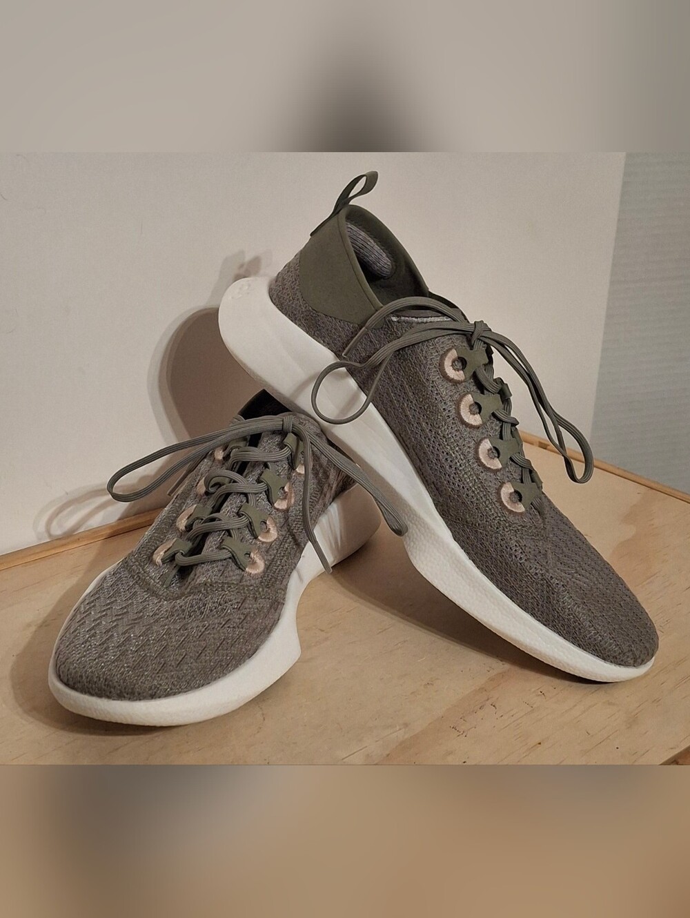 Womens Allbirds Tree Dasher 2 sneakers in a green colorway w/ white, size 10.5